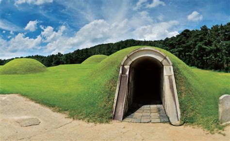 Cheoyong Mural! A Symphony of Pigments and Mythical Tales on Baekje Tomb Walls!