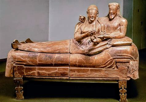  Sarcophagus of the Spouses! İki Sevgiliyi Ölümsüzleştiren Görkemli Bir Eser